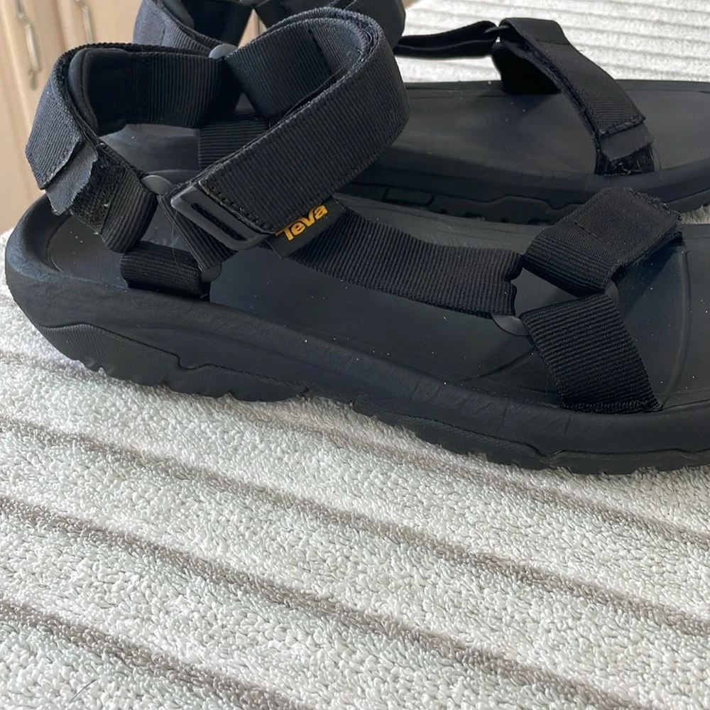 Men’s Black Hurricane Teva sandals size 11